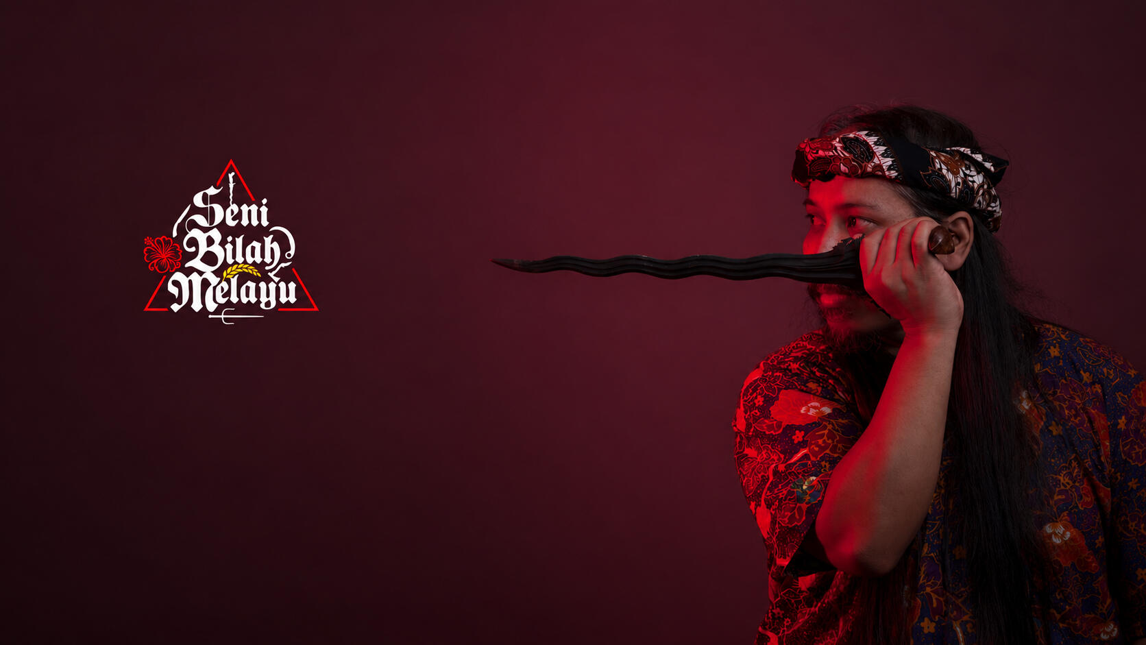 Guru Ilmi Khalid holding a keris — Seni Bilah Melayu.